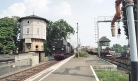 Gorzów Wielkopolski, peron z widoczna wieżą ciśnień oraz nastawnią, 20.08.1995....